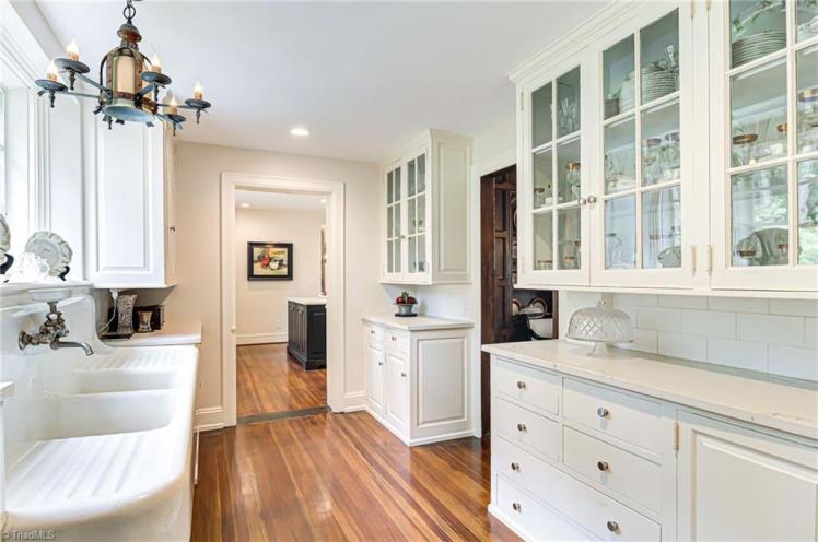 1077 e kent road winston kitchen 1.jpg