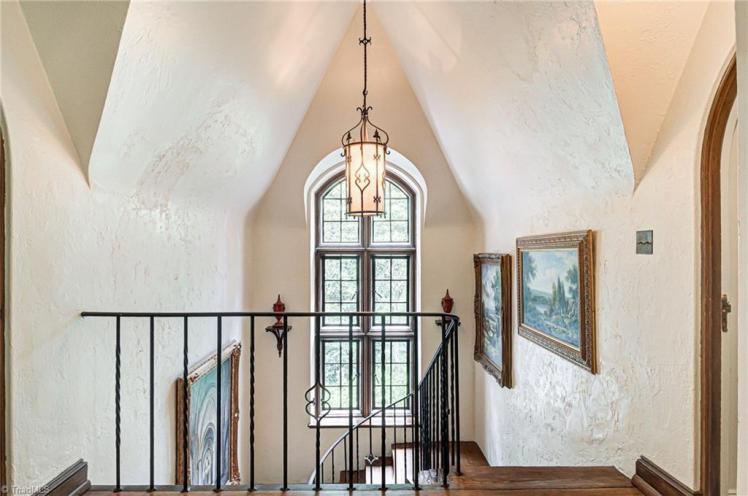 1077 e kent road winston staircase 2