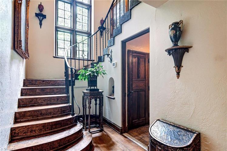 1077 e kent road winston staircase.jpg